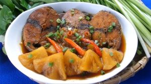 Cách kho cá ngừ với thơm với cách biến không hề cầu kỳ